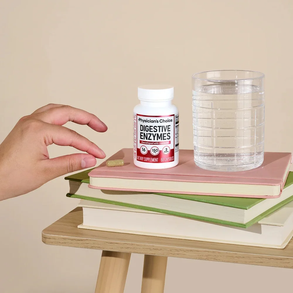 Frasco de enzimas digestivas junto a un vaso de agua